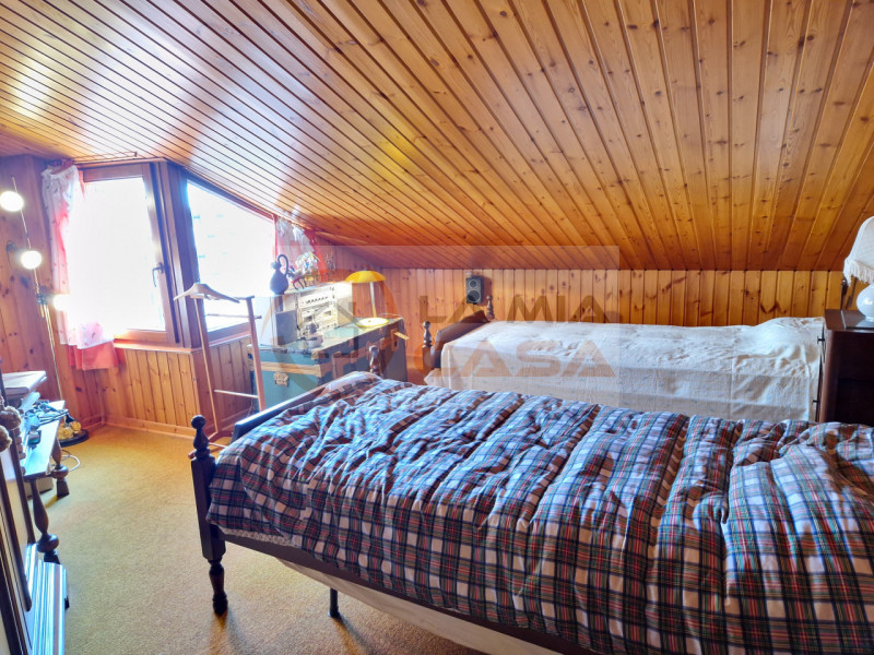 Scopri questa magnifica bifamiliare situata nel cuore di Legnaro, ideale per chi cerca un equilib...