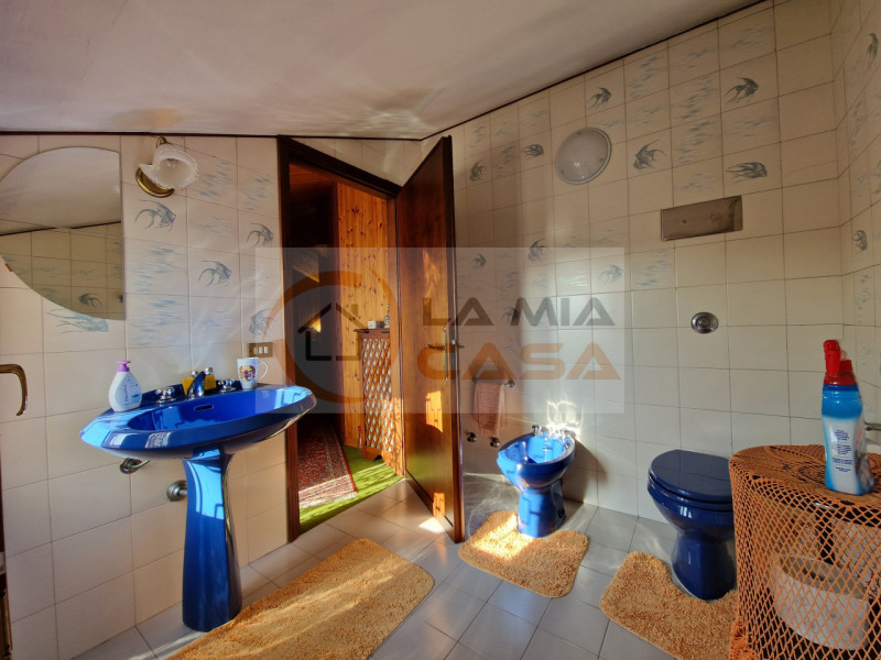 Scopri questa magnifica bifamiliare situata nel cuore di Legnaro, ideale per chi cerca un equilib...