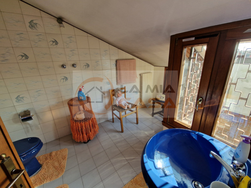 Scopri questa magnifica bifamiliare situata nel cuore di Legnaro, ideale per chi cerca un equilib...