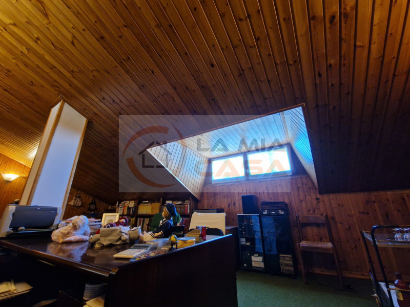 Scopri questa magnifica bifamiliare situata nel cuore di Legnaro, ideale per chi cerca un equilib...