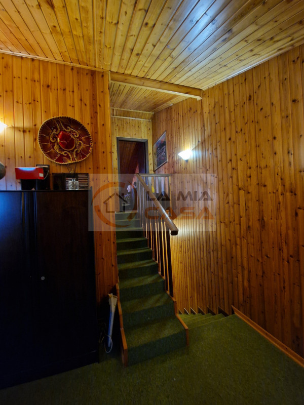 Scopri questa magnifica bifamiliare situata nel cuore di Legnaro, ideale per chi cerca un equilib...