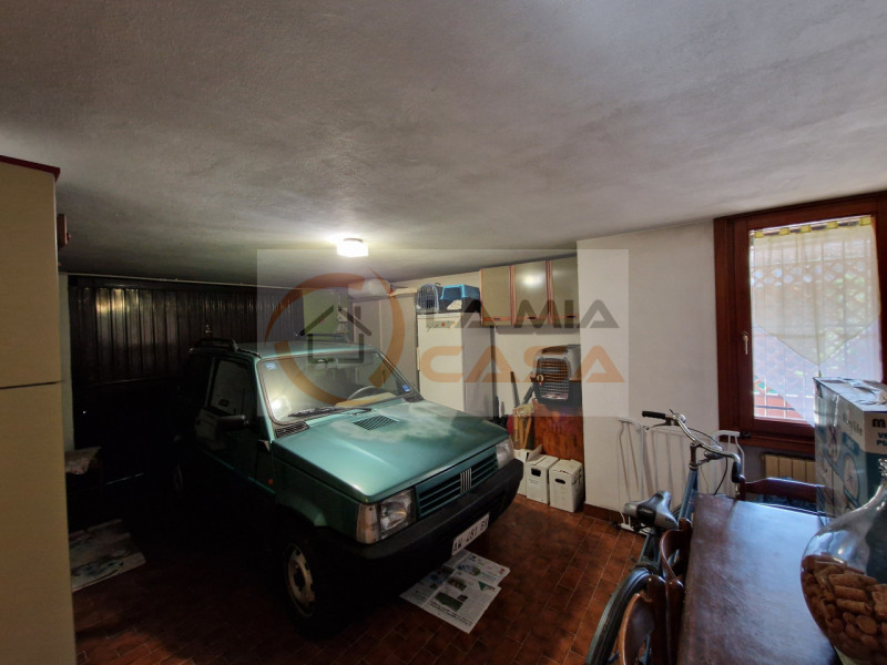 Scopri questa magnifica bifamiliare situata nel cuore di Legnaro, ideale per chi cerca un equilib...