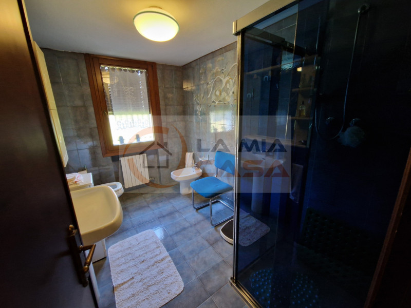 Scopri questa magnifica bifamiliare situata nel cuore di Legnaro, ideale per chi cerca un equilib...