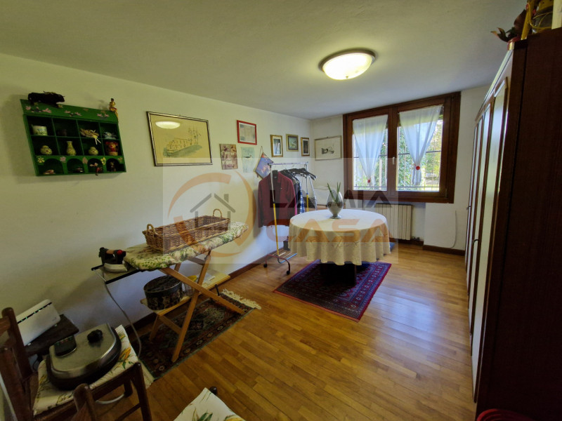 Scopri questa magnifica bifamiliare situata nel cuore di Legnaro, ideale per chi cerca un equilib...