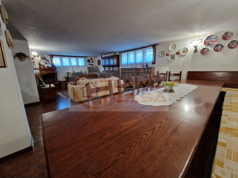 Scopri questa magnifica bifamiliare situata nel cuore di Legnaro, ideale per chi cerca un equilib...