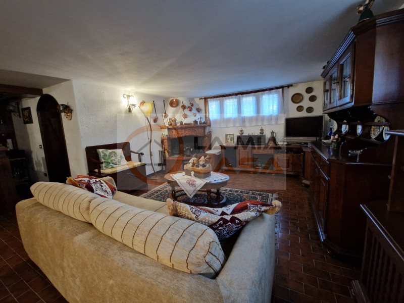 Scopri questa magnifica bifamiliare situata nel cuore di Legnaro, ideale per chi cerca un equilib...