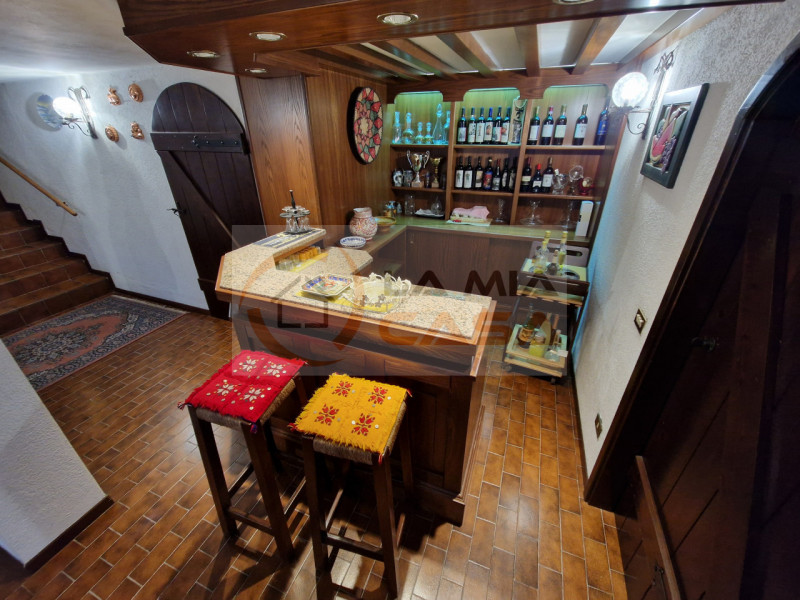 Scopri questa magnifica bifamiliare situata nel cuore di Legnaro, ideale per chi cerca un equilib...