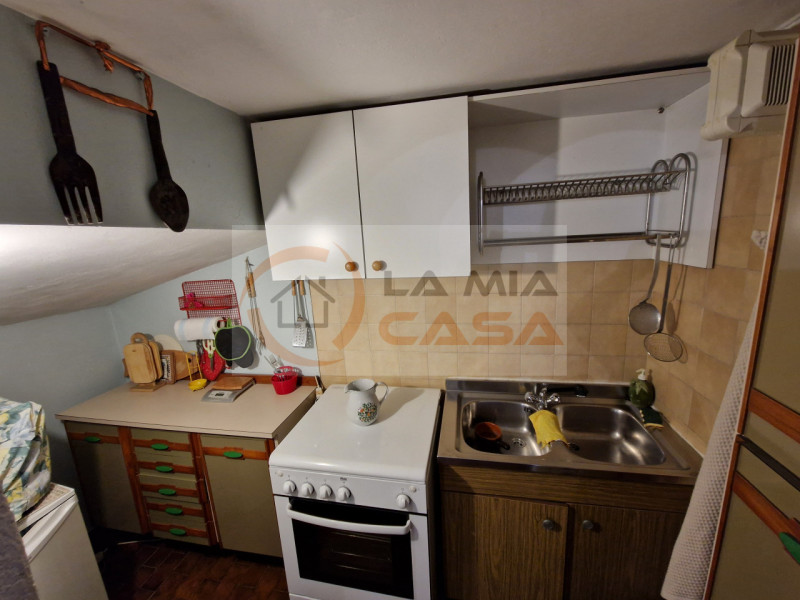 Scopri questa magnifica bifamiliare situata nel cuore di Legnaro, ideale per chi cerca un equilib...