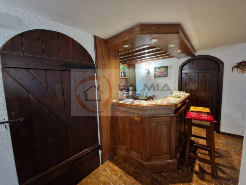 Scopri questa magnifica bifamiliare situata nel cuore di Legnaro, ideale per chi cerca un equilib...