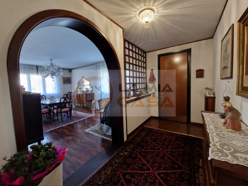 Scopri questa magnifica bifamiliare situata nel cuore di Legnaro, ideale per chi cerca un equilib...