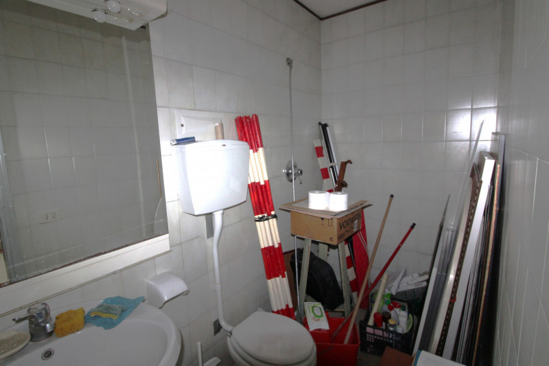 Situato nel comune di Legnaro, questo ufficio di 73 mq si trova nella zona centrale, offrendo una...