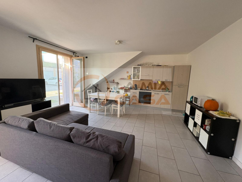 Legnaro - Recente appartamento con giardino di proprietà di circa 150 mq. Dispone di luminoso sog...