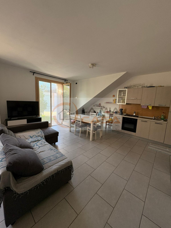 Legnaro - Recente appartamento con giardino di proprietà di circa 150 mq. Dispone di luminoso sog...