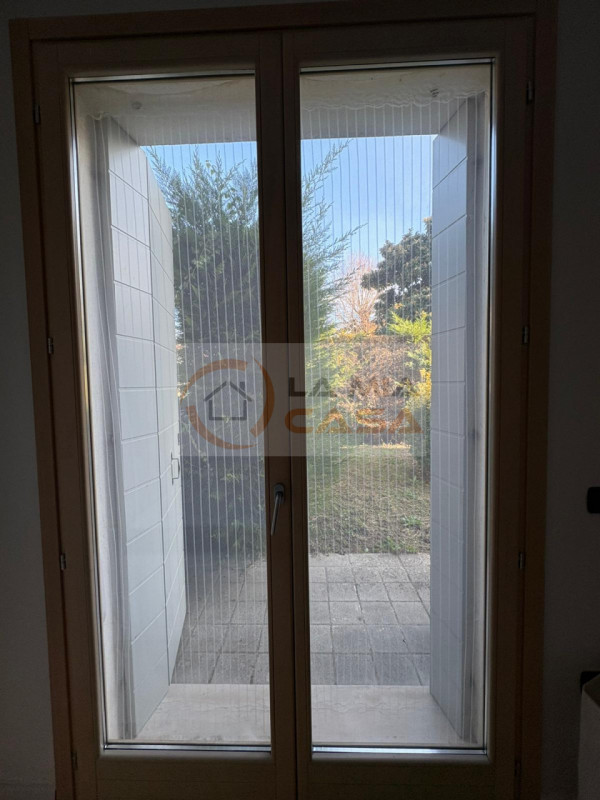 Legnaro - Recente appartamento con giardino di proprietà di circa 150 mq. Dispone di luminoso sog...