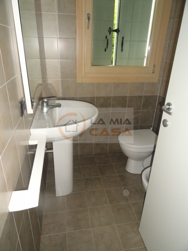 Legnaro - Recente appartamento con giardino di proprietà di circa 150 mq. Dispone di luminoso sog...