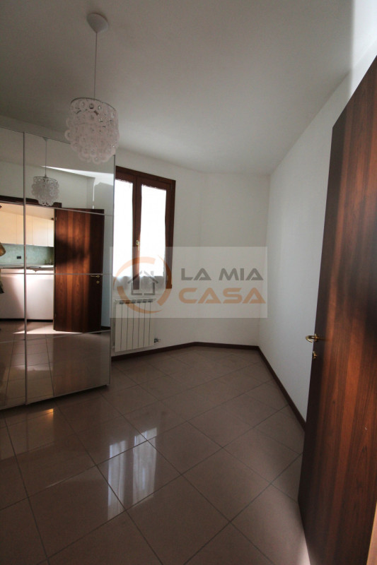 SONO RICHIESTE REFERENZE E CONTRATTO DI LAVORO A TEMPO INDETERMINATO. 
SI PREGA DI INVIARE UNA EM...