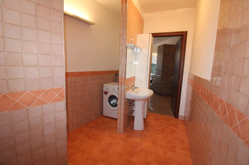 SONO RICHIESTE REFERENZE E CONTRATTO DI LAVORO A TEMPO INDETERMINATO. 
SI PREGA DI INVIARE UNA EM...