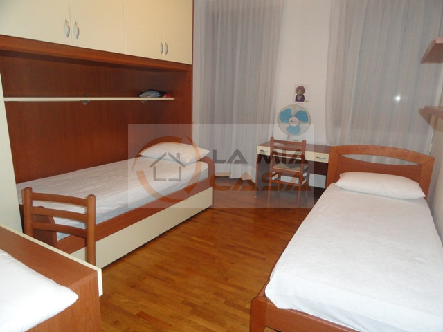 LEGNARO - Appartamento per quattro studenti situato in recente palazzina in centro paese, davanti...