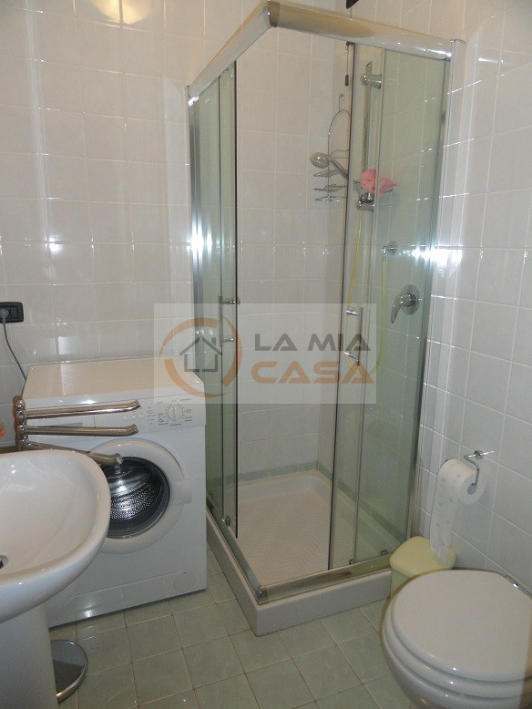 LEGNARO - Appartamento per quattro studenti situato in recente palazzina in centro paese, davanti...