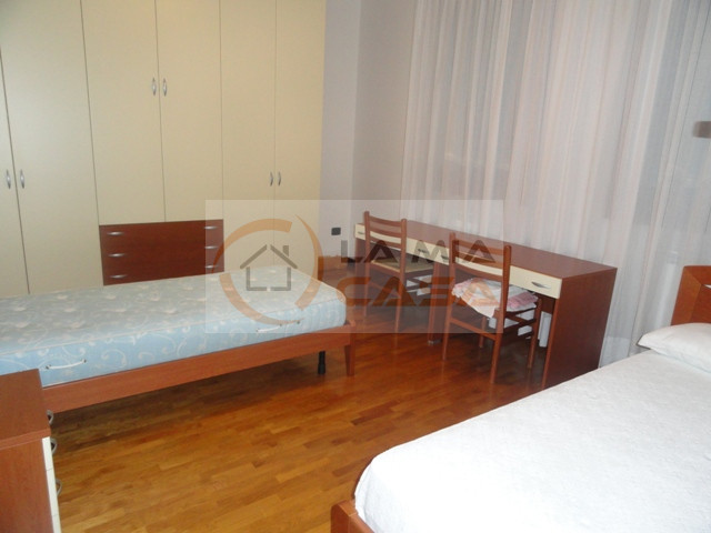 LEGNARO - Appartamento per quattro studenti situato in recente palazzina in centro paese, davanti...