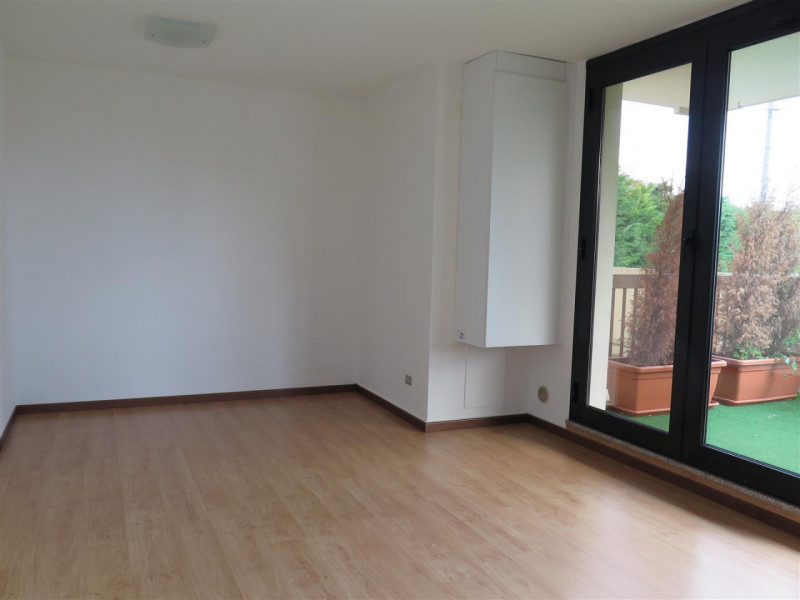 Proponiamo in affitto luminoso ufficio situato al primo piano di palazzina residenziale e commerc...