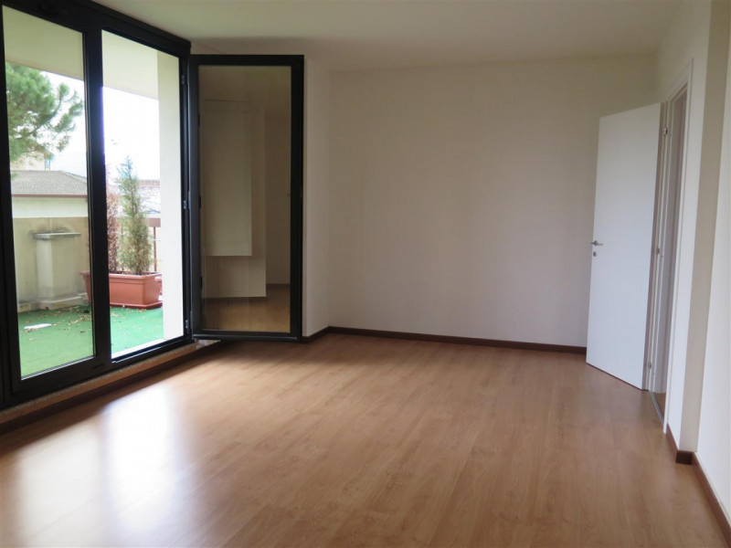 Proponiamo in affitto luminoso ufficio situato al primo piano di palazzina residenziale e commerc...