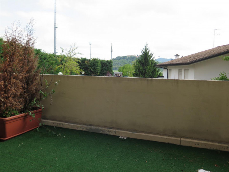 Proponiamo in affitto luminoso ufficio situato al primo piano di palazzina residenziale e commerc...