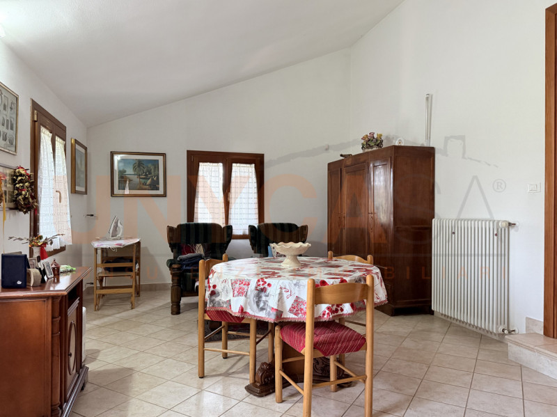 MESTRINO: Ci sono case che trasmettono eleganza e calore fin dal primo sguardo. Questa abitazione...