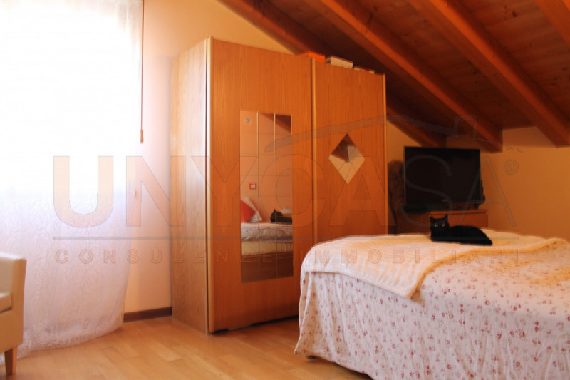 MESTRINO: proponiamo in vendita un ampio appartamento tricamere posto all’ultimo piano. 
L’immobi...