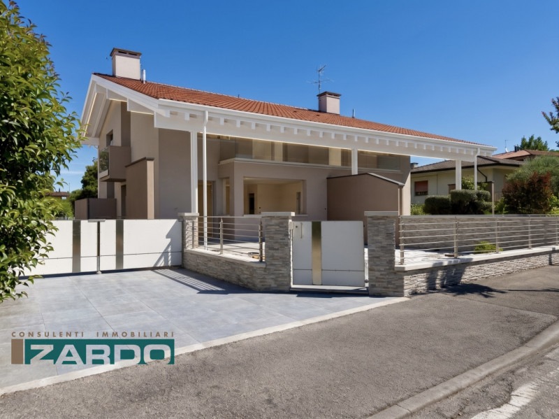 Rif. B-001 (per info 350 5383983 | Giacomo)

In tranquilla zona residenziale, comoda al centro di...