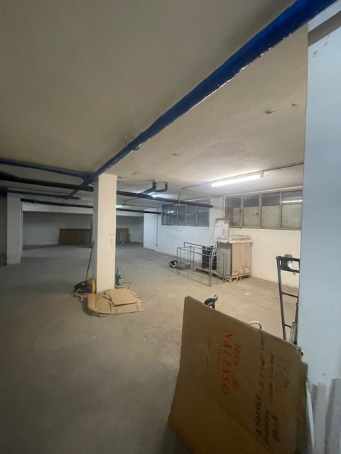 CADONEGHE zona CASTAGNARA, VENDESI AL PIANO INTERRATO AMPIO MAGAZZINO per un totale di c.a 182 mq...