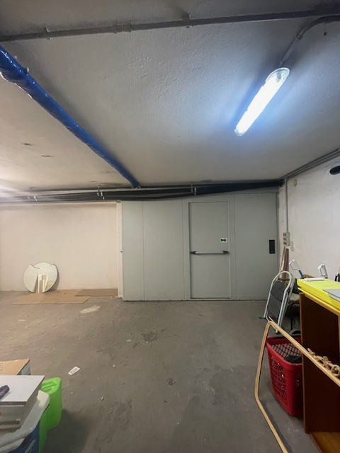 CADONEGHE zona CASTAGNARA, VENDESI AL PIANO INTERRATO AMPIO MAGAZZINO per un totale di c.a 182 mq...