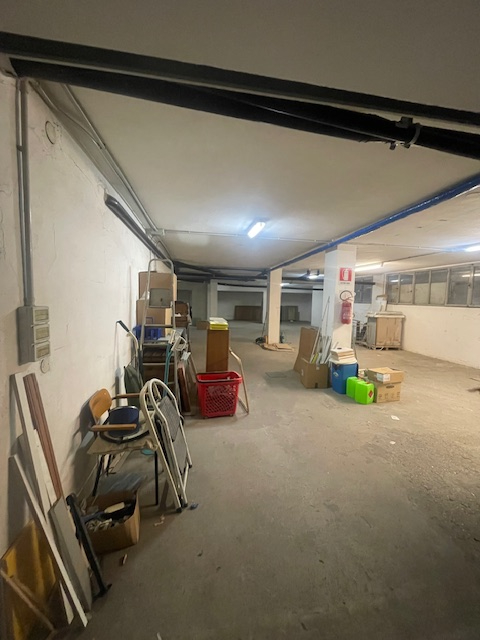 CADONEGHE zona CASTAGNARA, VENDESI AL PIANO INTERRATO AMPIO MAGAZZINO per un totale di c.a 182 mq...