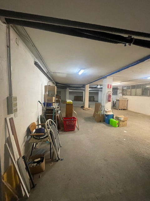 CADONEGHE zona CASTAGNARA, VENDESI AL PIANO INTERRATO AMPIO MAGAZZINO per un totale di c.a 182 mq...