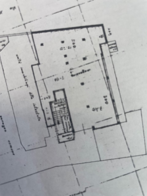 CADONEGHE zona CASTAGNARA, VENDESI AL PIANO INTERRATO AMPIO MAGAZZINO per un totale di c.a 182 mq...