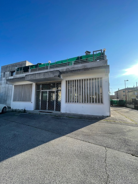 CADONEGHE zona comodissima agli svincoli e tangenziale, affittasi ampio capannone-magazzino e lab...
