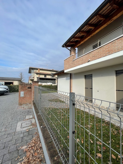 CAMPODARSEGO Frazione ULTIMA BIFAMILIARE.
In centro paese comoda ai servizi, scuole e negozi di p...