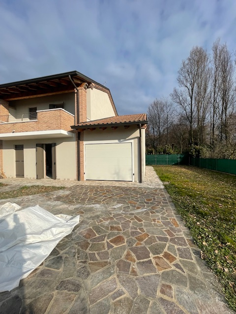 CAMPODARSEGO Frazione ULTIMA BIFAMILIARE.
In centro paese comoda ai servizi, scuole e negozi di p...