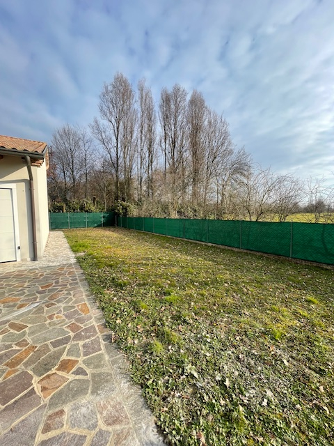 CAMPODARSEGO Frazione ULTIMA BIFAMILIARE.
In centro paese comoda ai servizi, scuole e negozi di p...