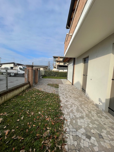 CAMPODARSEGO Frazione ULTIMA BIFAMILIARE.
In centro paese comoda ai servizi, scuole e negozi di p...