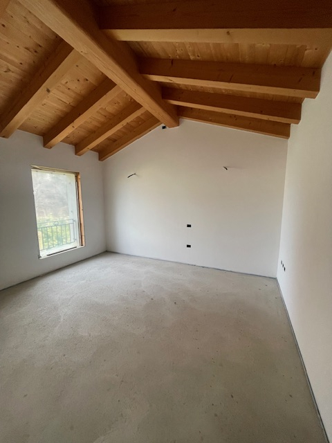 CAMPODARSEGO Frazione ULTIMA BIFAMILIARE.
In centro paese comoda ai servizi, scuole e negozi di p...