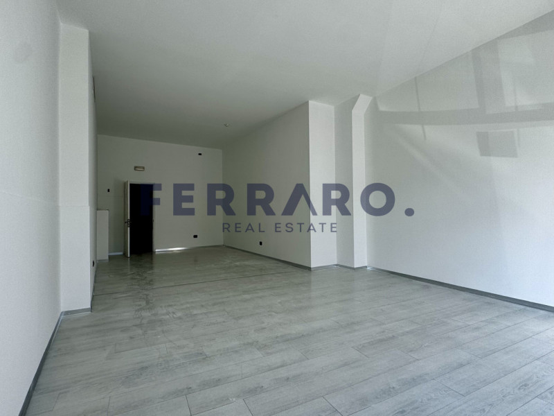 Casier, Dosson. Codice YA3, Proponiamo in affitto un negozio moderno e versatile, situato nel cuo...