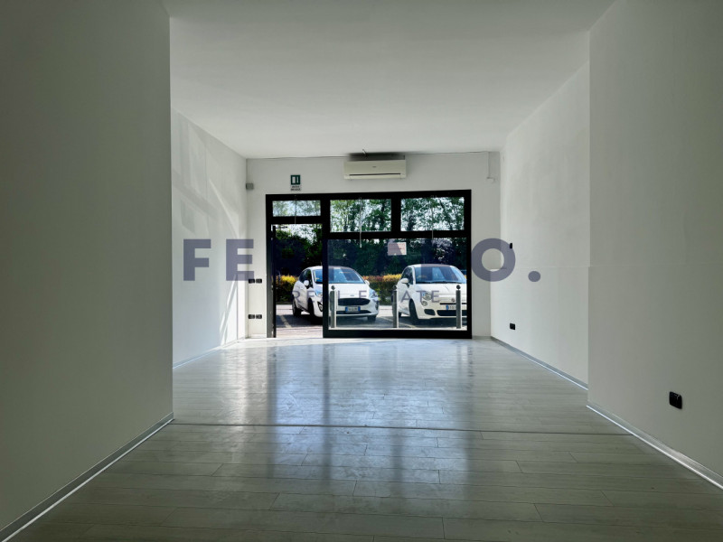 Casier, Dosson. Codice YA3, Proponiamo in affitto un negozio moderno e versatile, situato nel cuo...