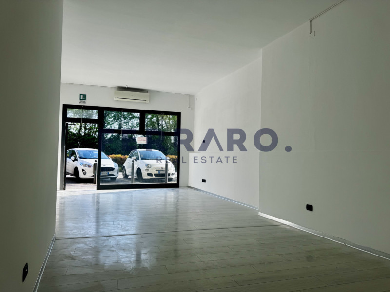 Casier, Dosson. Codice YA3, Proponiamo in affitto un negozio moderno e versatile, situato nel cuo...