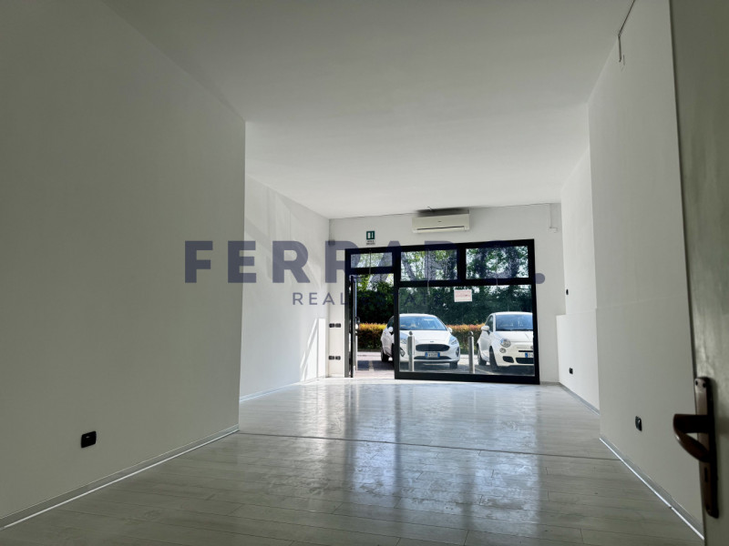 Casier, Dosson. Codice YA3, Proponiamo in affitto un negozio moderno e versatile, situato nel cuo...