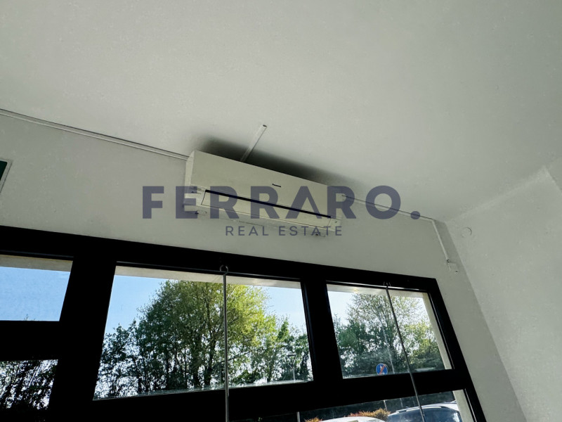 Casier, Dosson. Codice YA3, Proponiamo in affitto un negozio moderno e versatile, situato nel cuo...