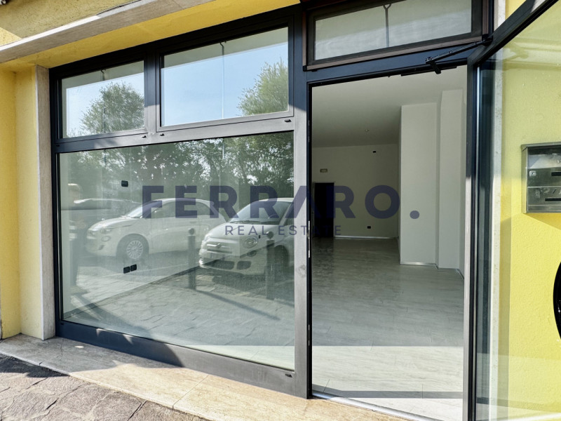 Casier, Dosson. Codice YA3, Proponiamo in affitto un negozio moderno e versatile, situato nel cuo...