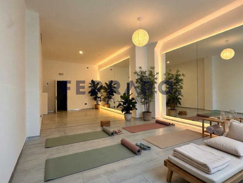 Casier, Dosson. Codice YA3, Proponiamo in affitto un negozio moderno e versatile, situato nel cuo...