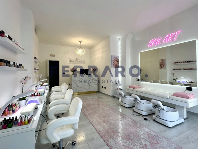 Casier, Dosson. Codice YA3, Proponiamo in affitto un negozio moderno e versatile, situato nel cuo...