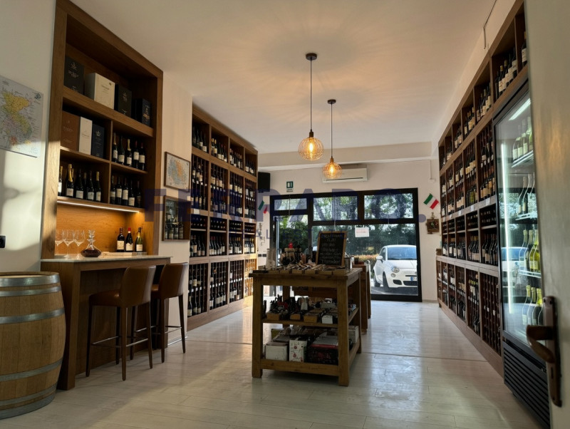 Casier, Dosson. Codice YA3, Proponiamo in affitto un negozio moderno e versatile, situato nel cuo...